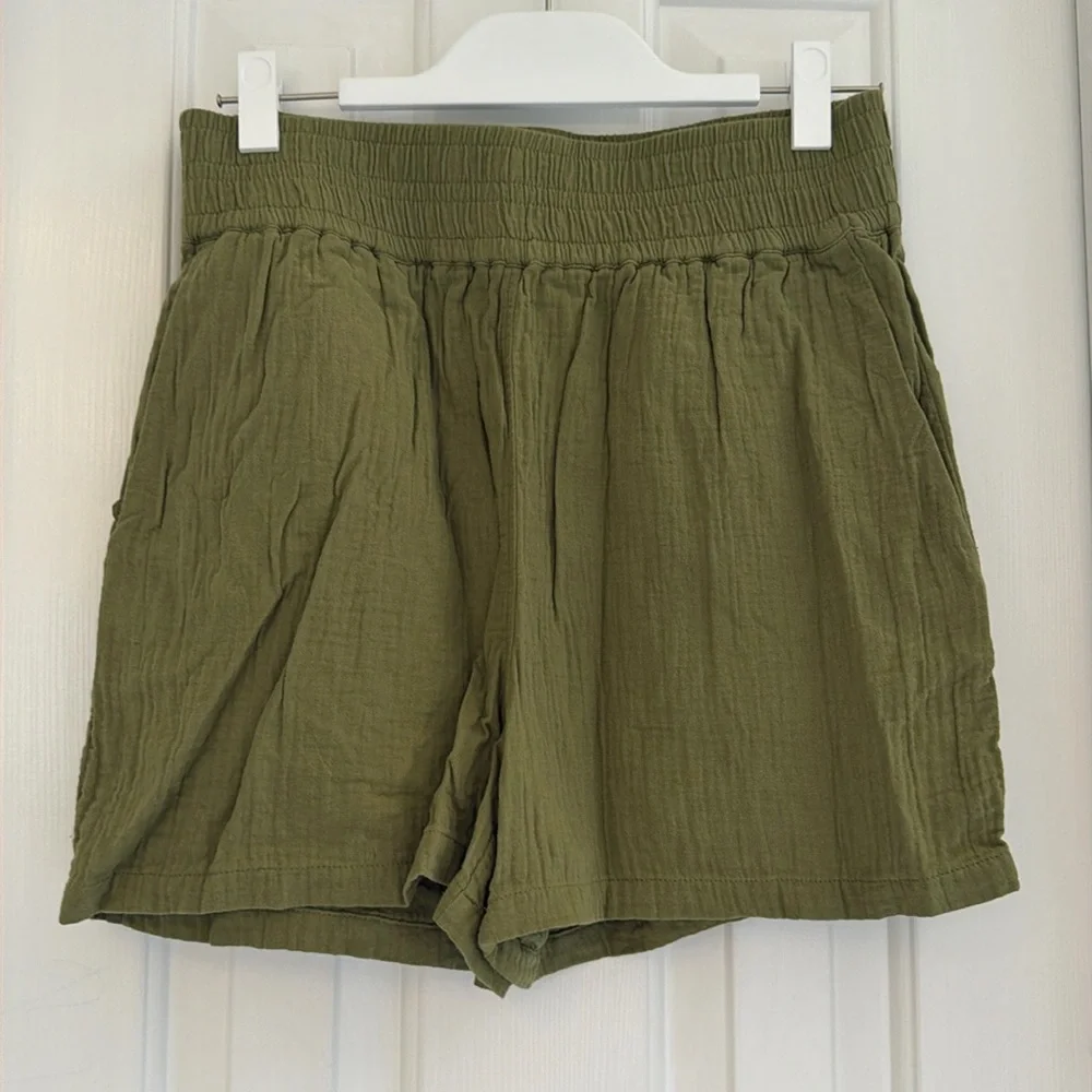 Boden linen shorts. Olive green. Size 8